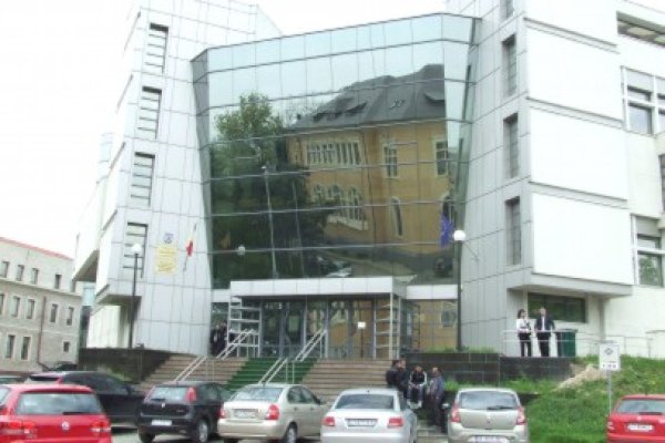 Bătăuşii din Medgidia, care au lovit cu toporul un poliţist, vor libertate